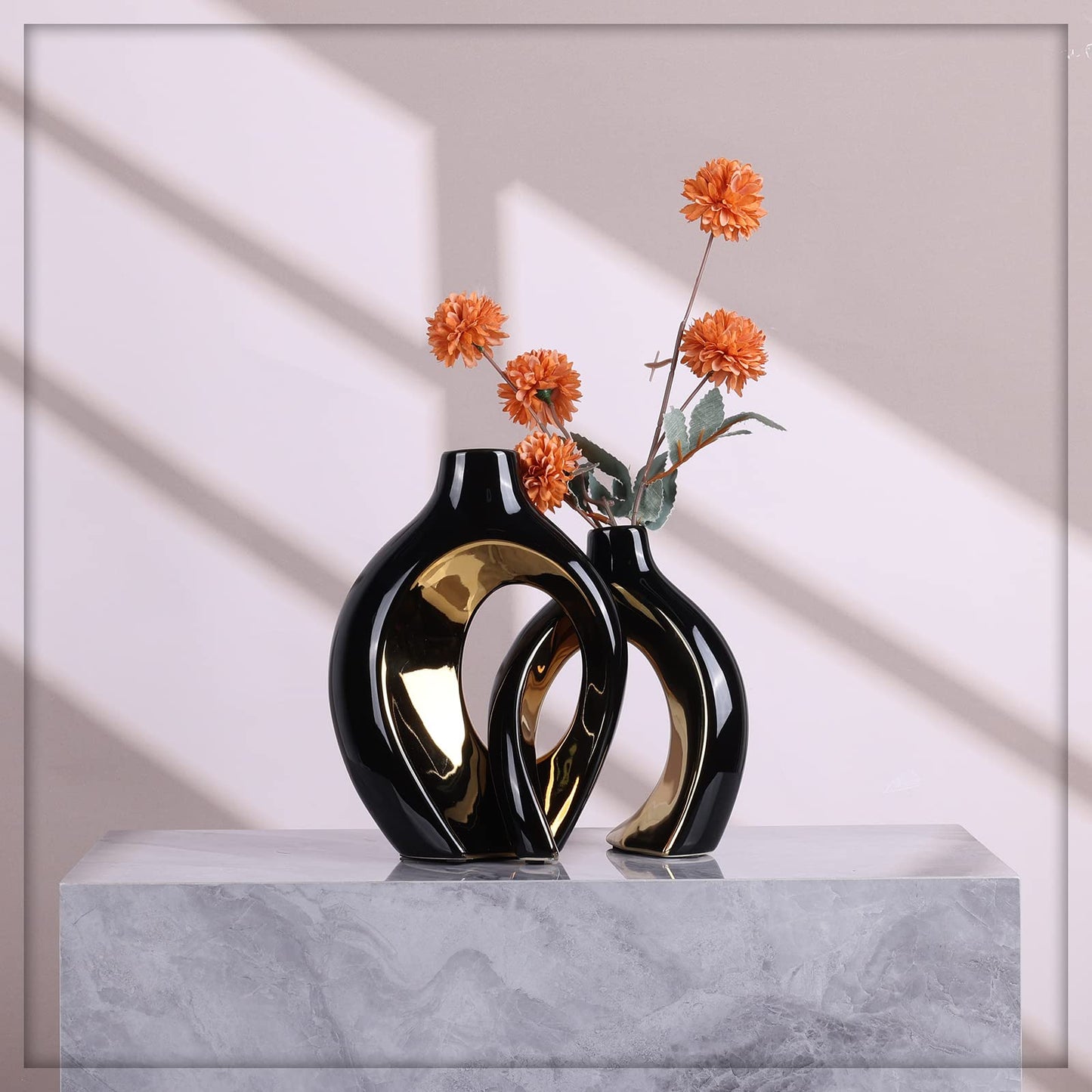 Moderni keraaminen maljakkosetti, musta-kulta, 2 maljakkoa