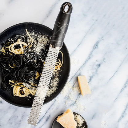 Microplane Premium Classic Zester Grater 46020 – Ultra-Sharp Stainless Steel, Black