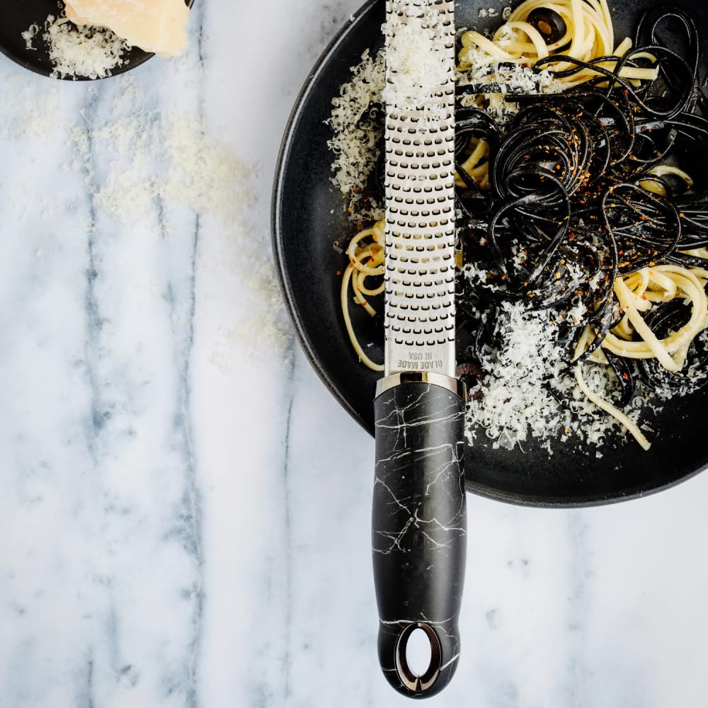 Microplane Premium Classic Zester Grater 46020 – Ultra-Sharp Stainless Steel, Black