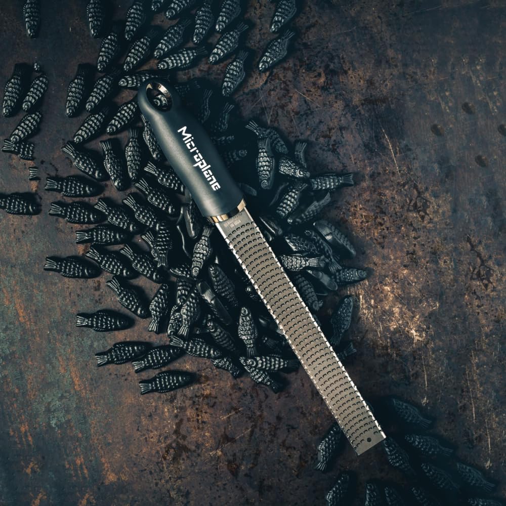 Microplane Premium Classic Zester Grater 46020 – Ultra-Sharp Stainless Steel, Black