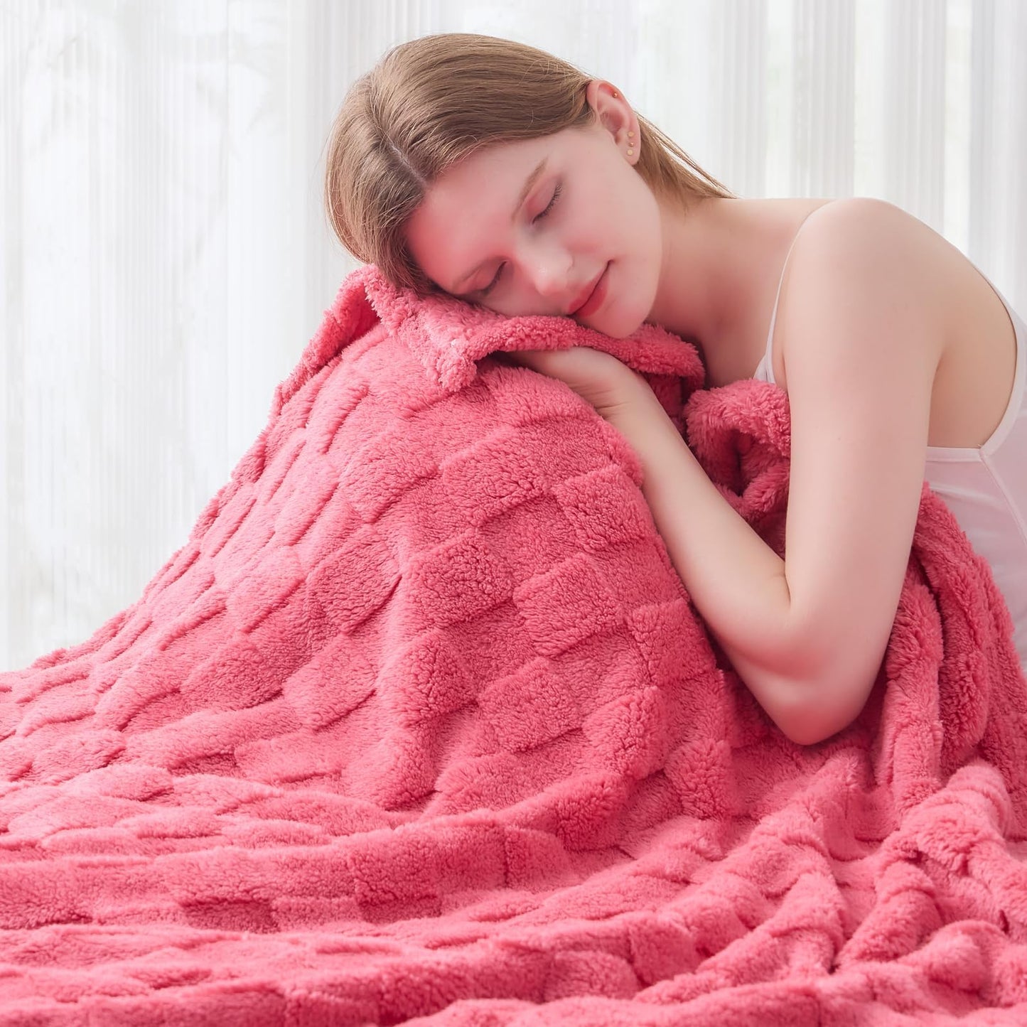 NEWCOSPLAY Super Soft King Blanket – Pink Checkered Flannel Fleece, Lightweight & Silky, All-Season Bed Throw (90"x110").