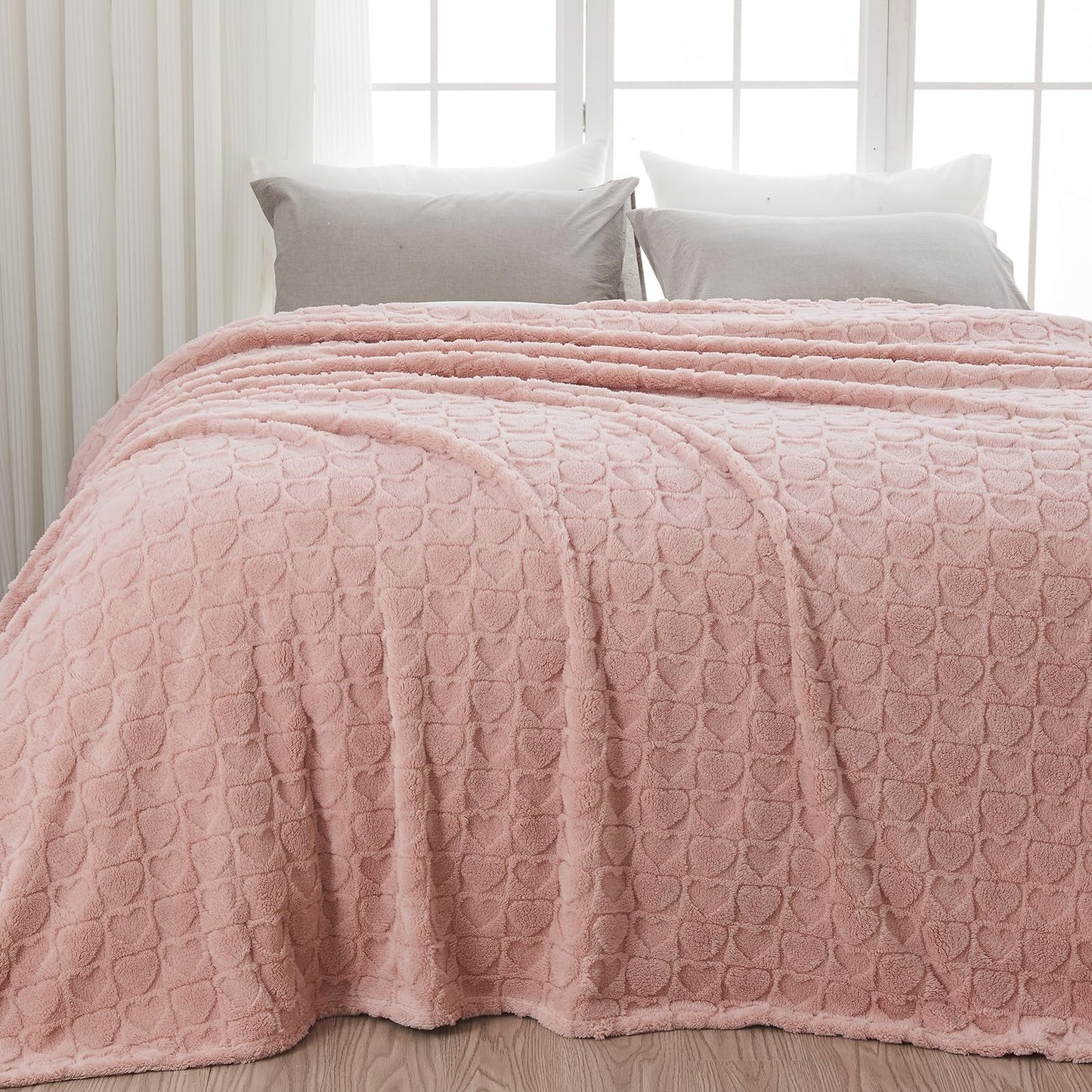 NEWCOSPLAY Super Soft King Blanket – Pink Checkered Flannel Fleece, Lightweight & Silky, All-Season Bed Throw (90"x110").