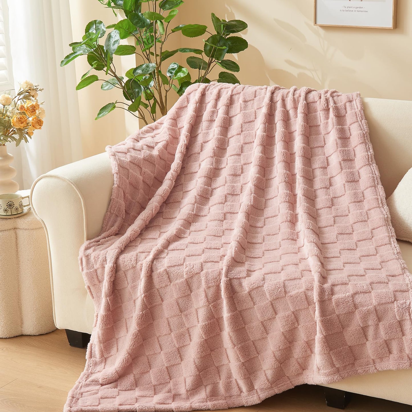 NEWCOSPLAY Super Soft King Blanket – Pink Checkered Flannel Fleece, Lightweight & Silky, All-Season Bed Throw (90"x110").