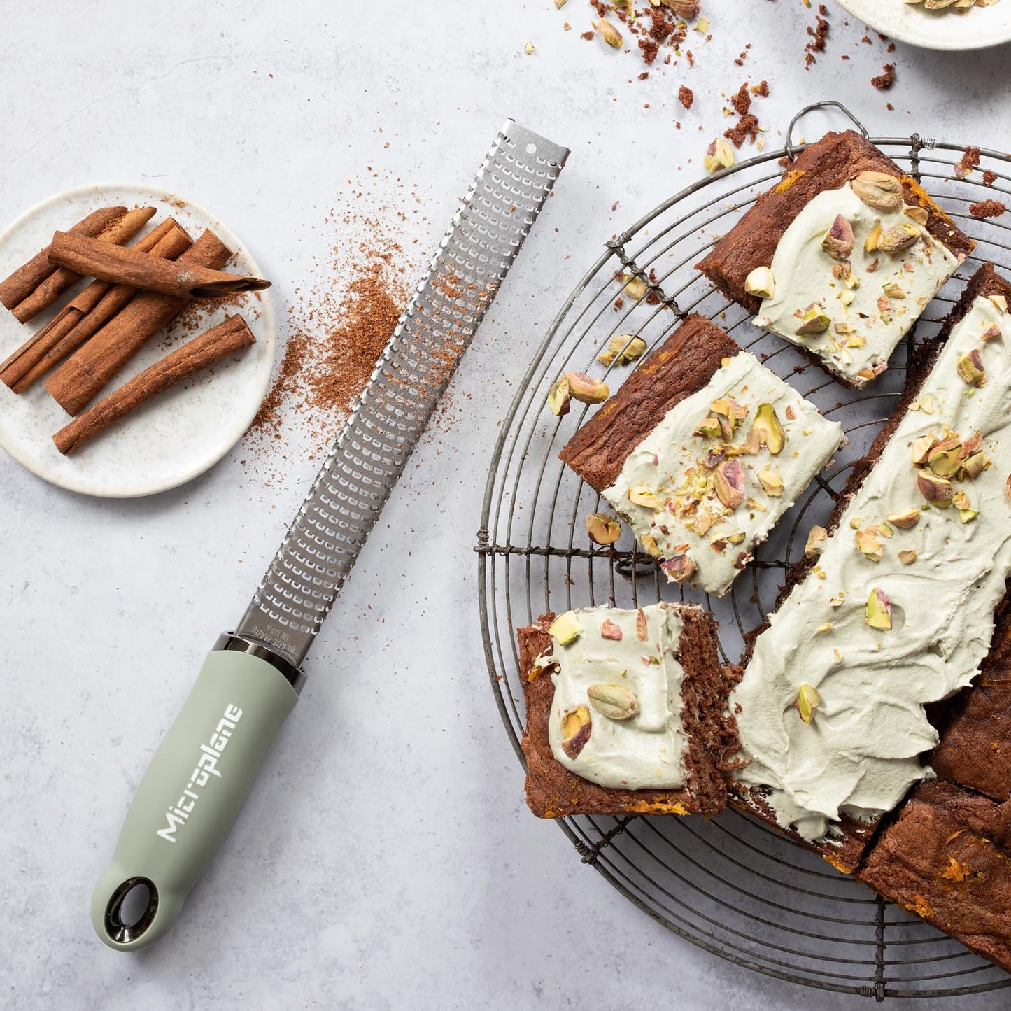 Microplane Premium Classic Zester Grater 46020 – Ultra-Sharp Stainless Steel, Black