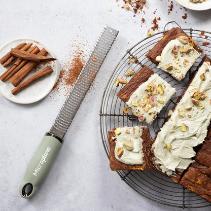 Microplane Premium Classic Zester Grater 46020 – Ultra-Sharp Stainless Steel, Black