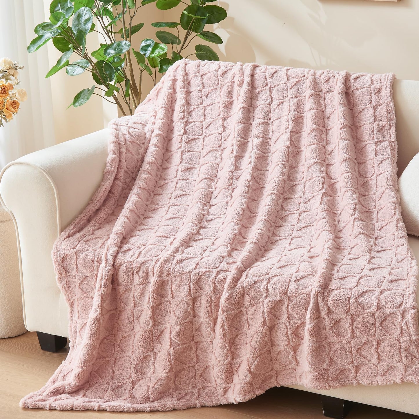 NEWCOSPLAY Super Soft King Blanket – Pink Checkered Flannel Fleece, Lightweight & Silky, All-Season Bed Throw (90"x110").