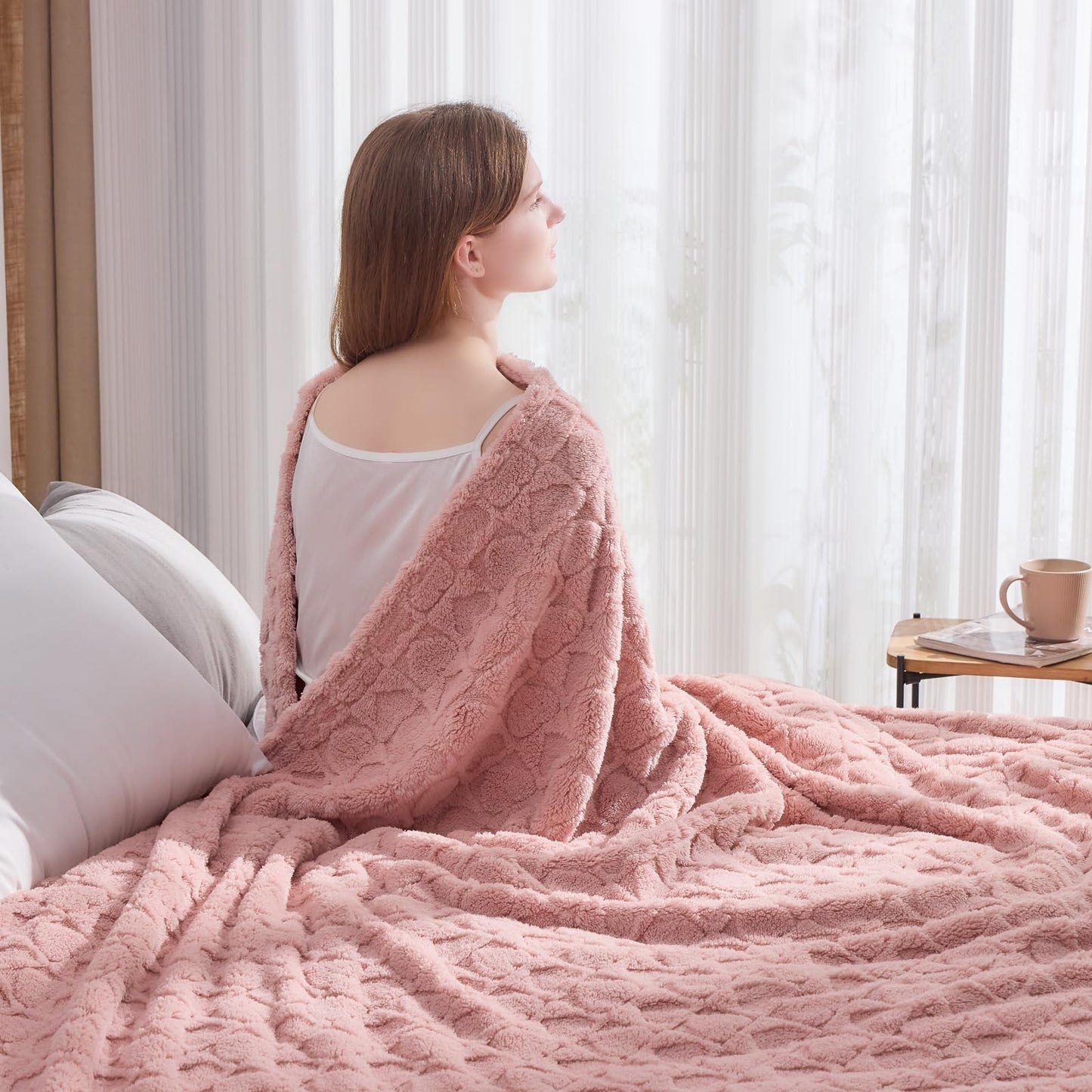 NEWCOSPLAY Super Soft King Blanket – Pink Checkered Flannel Fleece, Lightweight & Silky, All-Season Bed Throw (90"x110").