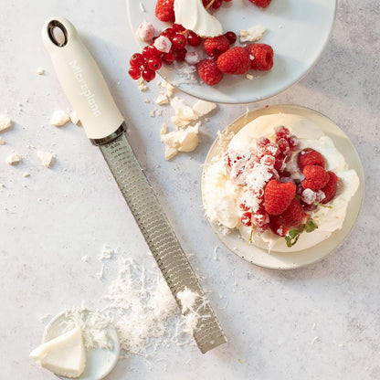 Microplane Premium Classic Zester Grater 46020 – Ultra-Sharp Stainless Steel, Black