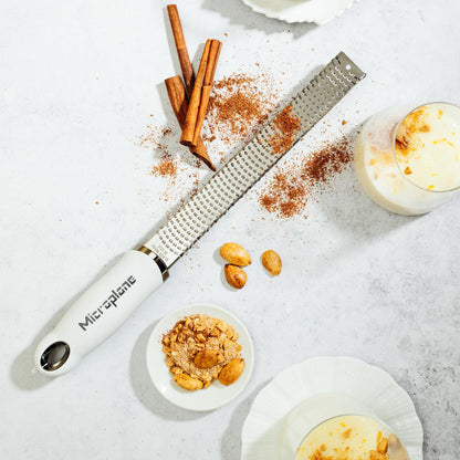 Microplane Premium Classic Zester Grater 46020 – Ultra-Sharp Stainless Steel, Black