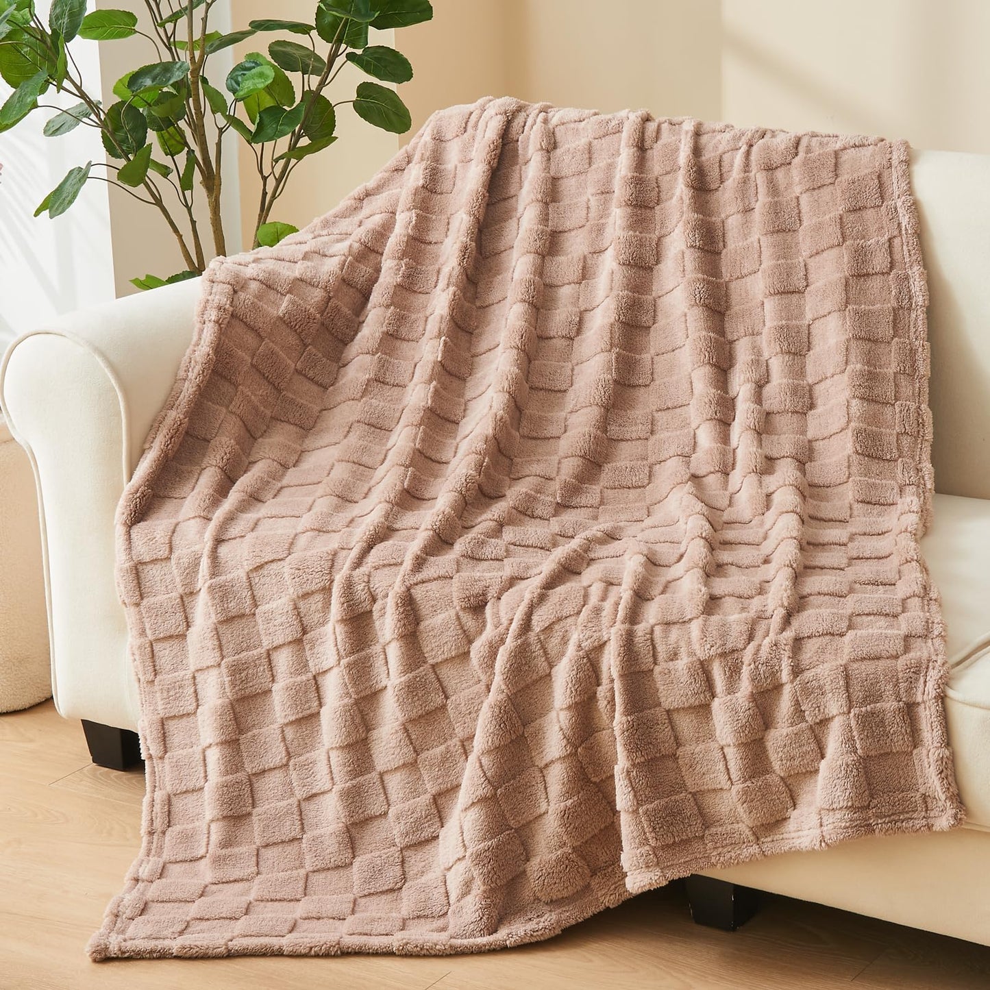 NEWCOSPLAY Super Soft King Blanket – Pink Checkered Flannel Fleece, Lightweight & Silky, All-Season Bed Throw (90"x110").