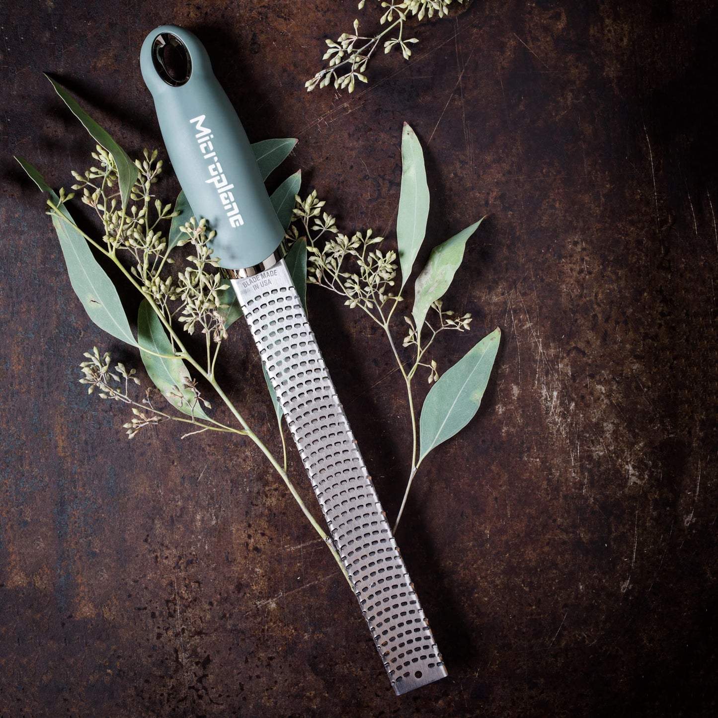 Microplane Premium Classic Zester Grater 46020 – Ultra-Sharp Stainless Steel, Black