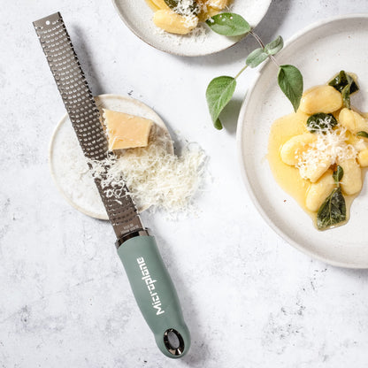 Microplane Premium Classic Zester Grater 46020 – Ultra-Sharp Stainless Steel, Black